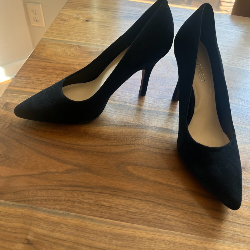 Classic Nine West Garisono Suede Pumps